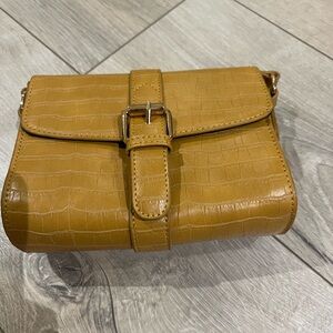 Elegant Tan Crocodile-Pattern Crossbody Bags